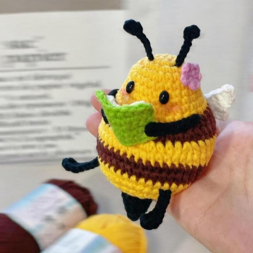 Handmade Crochet Reading Bee Plush, Cute Amigurumi Bee with Book, Kawaii Crochet Animal Doll, Mini Bee Plush Toy, Cozy Gift for Book Lovers