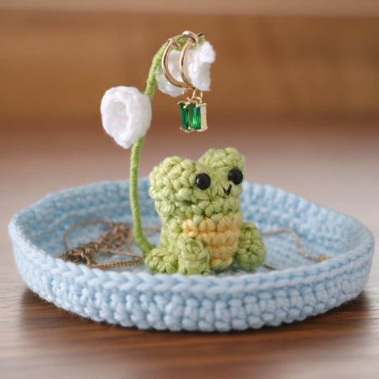 Handmade Crochet Jewelry Dish, Amigurumi Ring Holder, Cottagecore Trinket Tray, Kawaii Jewelry Tray, Aesthetic Desk Decor, Gift for Her