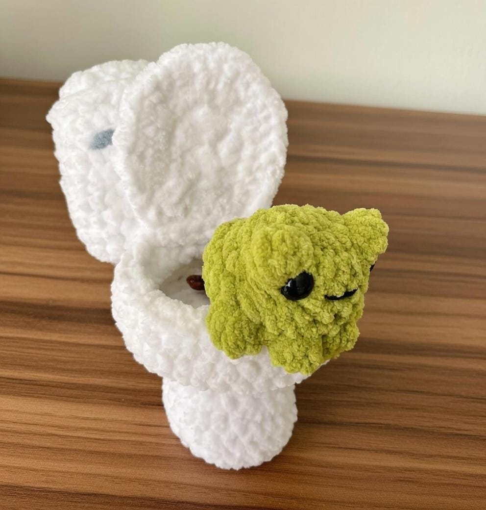 Funny Crochet Frog Sitting on Toilet, Amigurumi Froggy Decor, Weird Gag Gift for Best Friend, Cute Desk Buddy, Soft Plush Toy