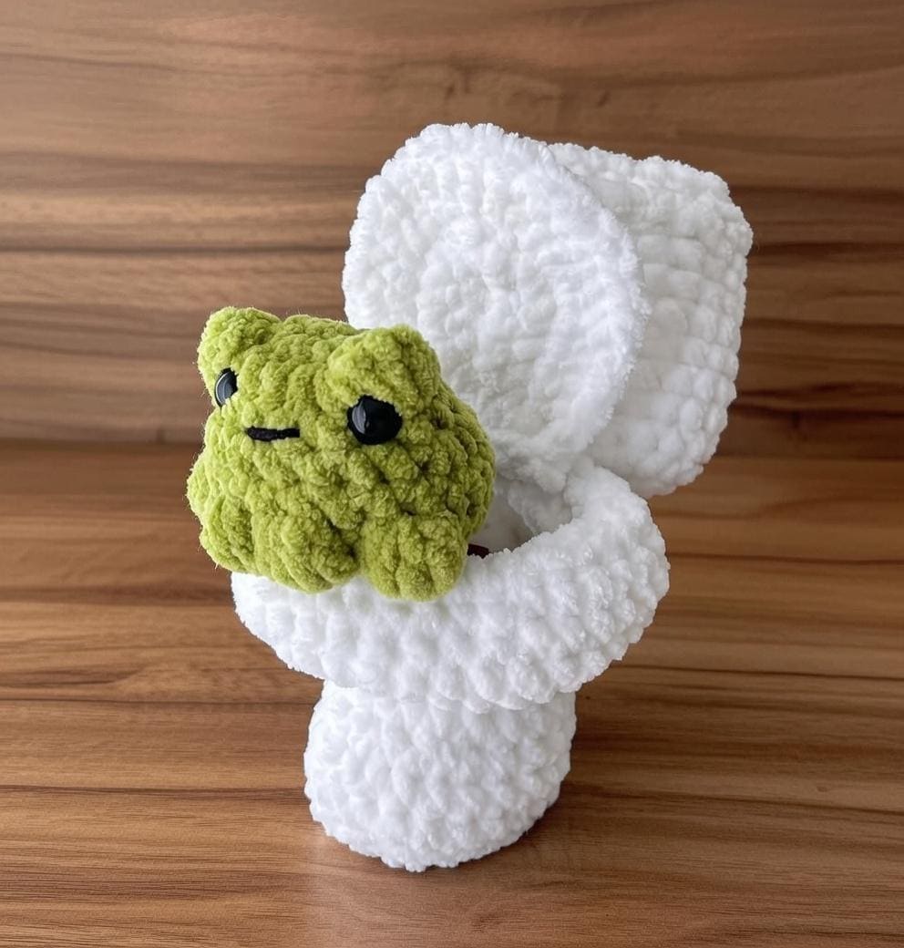 Funny Crochet Frog Sitting on Toilet, Amigurumi Froggy Decor, Weird Gag Gift for Best Friend, Cute Desk Buddy, Soft Plush Toy