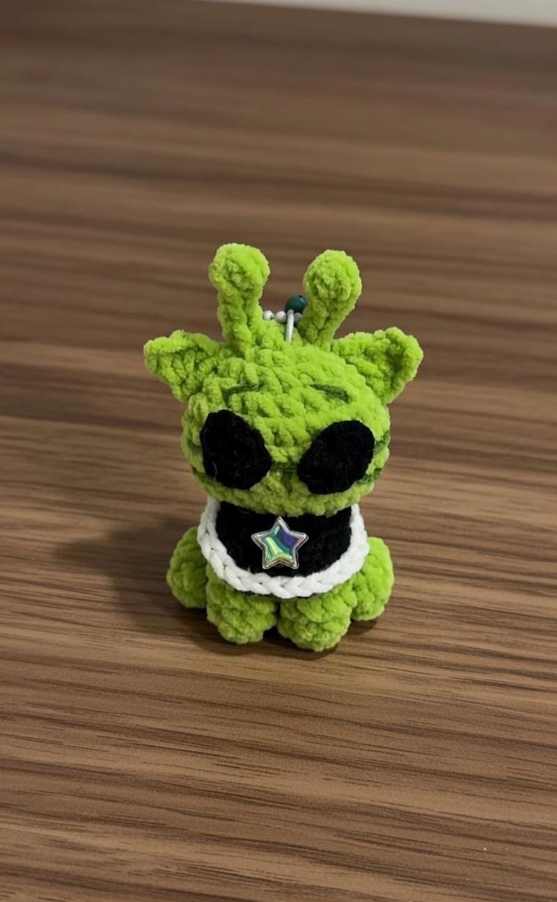 Crochet Alien Cat Keychain, Amigurumi Alien Plush, Handmade Kawaii Green Cat, Mini Plush Bag Charm, Cute Space Cat Gift