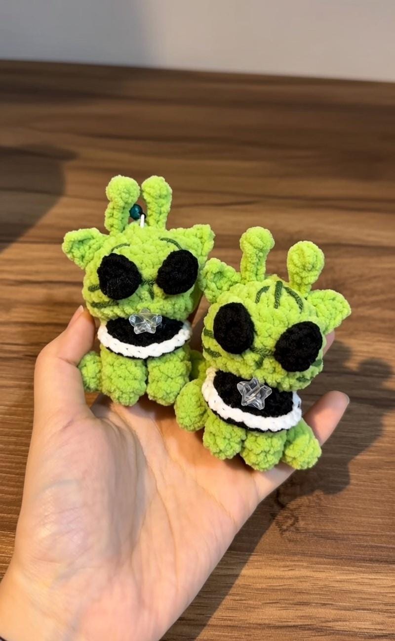 Crochet Alien Cat Keychain, Amigurumi Alien Plush, Handmade Kawaii Green Cat, Mini Plush Bag Charm, Cute Space Cat Gift