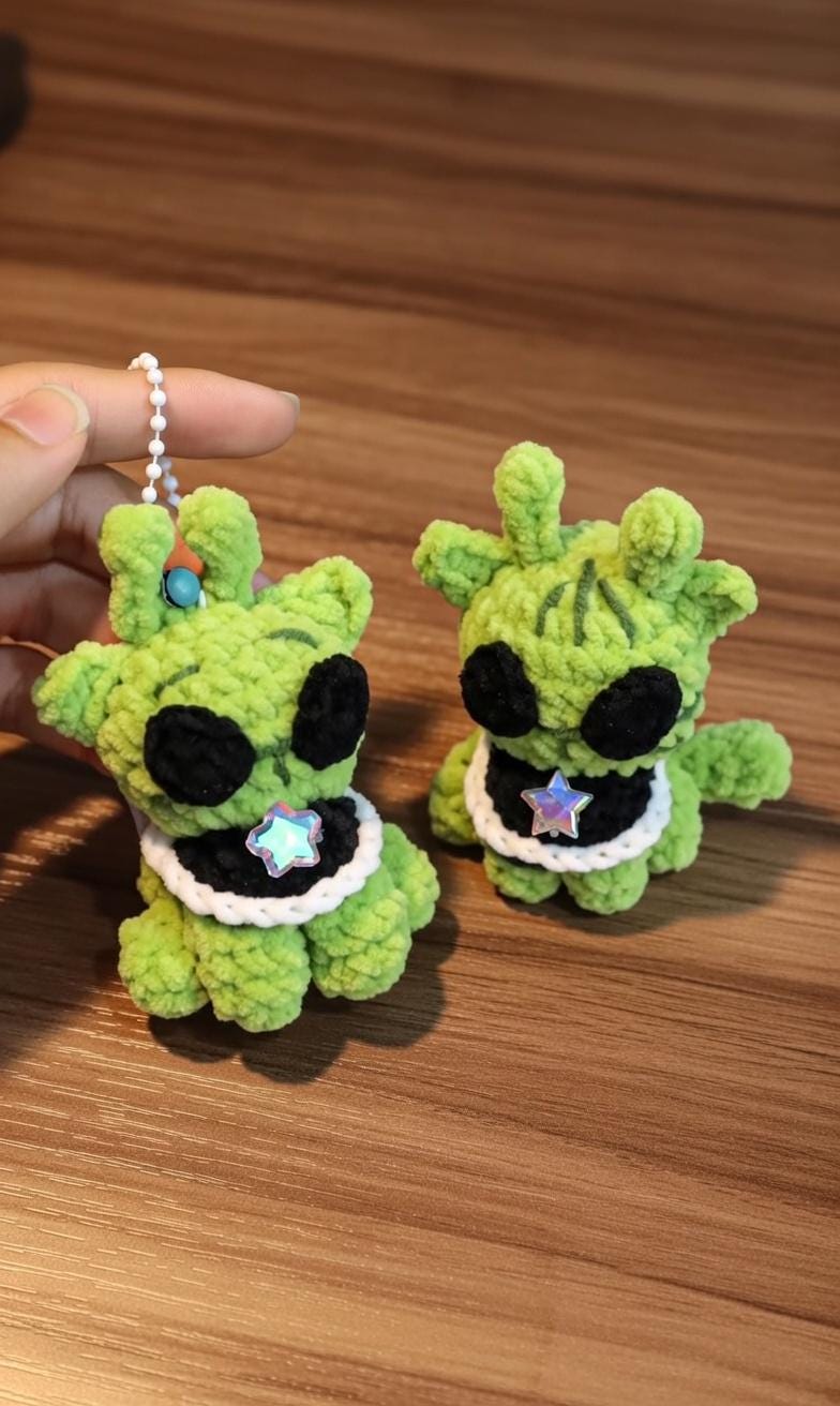 Crochet Alien Cat Keychain, Amigurumi Alien Plush, Handmade Kawaii Green Cat, Mini Plush Bag Charm, Cute Space Cat Gift