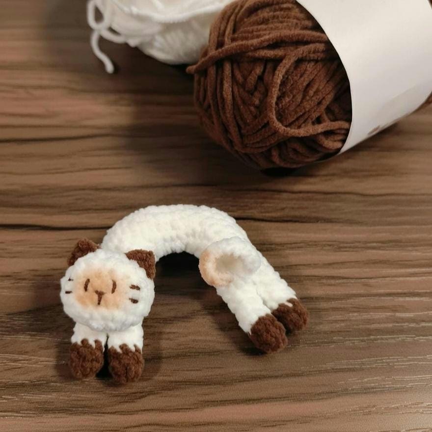 Cute Arched Back Crochet Cat Keychain, Stretching Amigurumi Cat Bag Charm, Handmade Funny Cat Lover Gift, Kawaii Crochet Animal Accessory