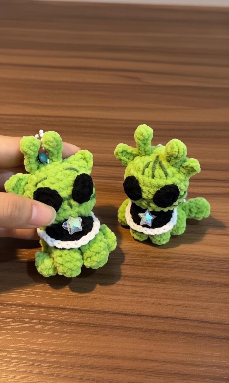 Crochet Alien Cat Keychain, Amigurumi Alien Plush, Handmade Kawaii Green Cat, Mini Plush Bag Charm, Cute Space Cat Gift