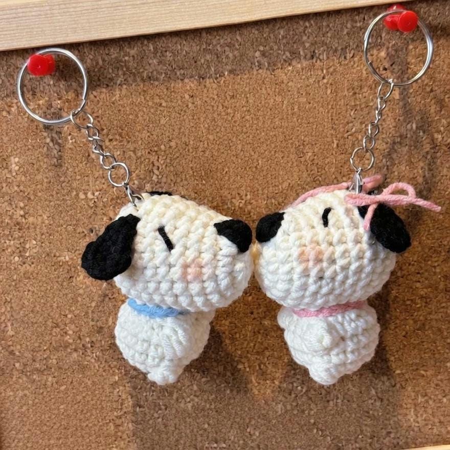 Snoopy Couple Crochet Keychain – Magnetic Kissing Dog Set, Handmade Amigurumi Puppy Matching Keyring Gift for Couples