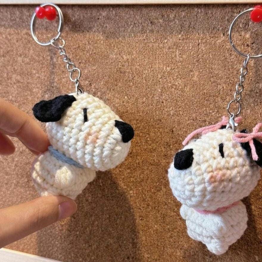 Snoopy Couple Crochet Keychain – Magnetic Kissing Dog Set, Handmade Amigurumi Puppy Matching Keyring Gift for Couples