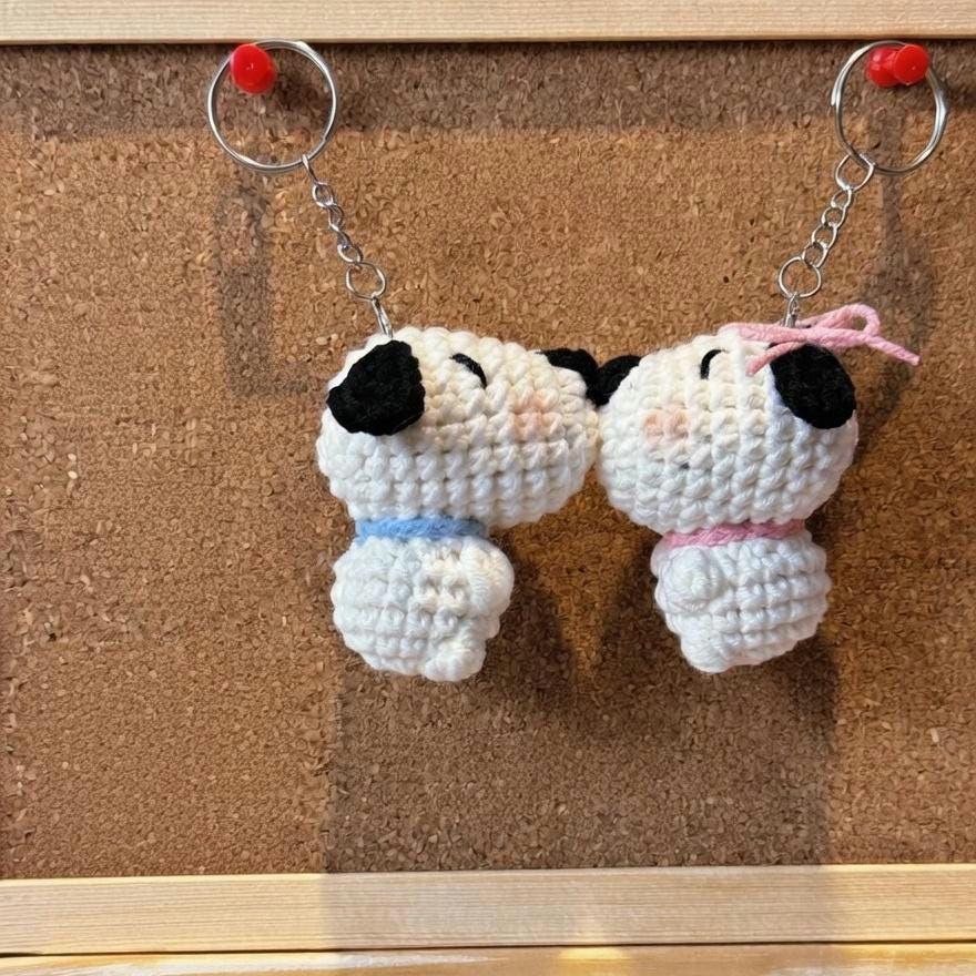 Snoopy Couple Crochet Keychain – Magnetic Kissing Dog Set, Handmade Amigurumi Puppy Matching Keyring Gift for Couples