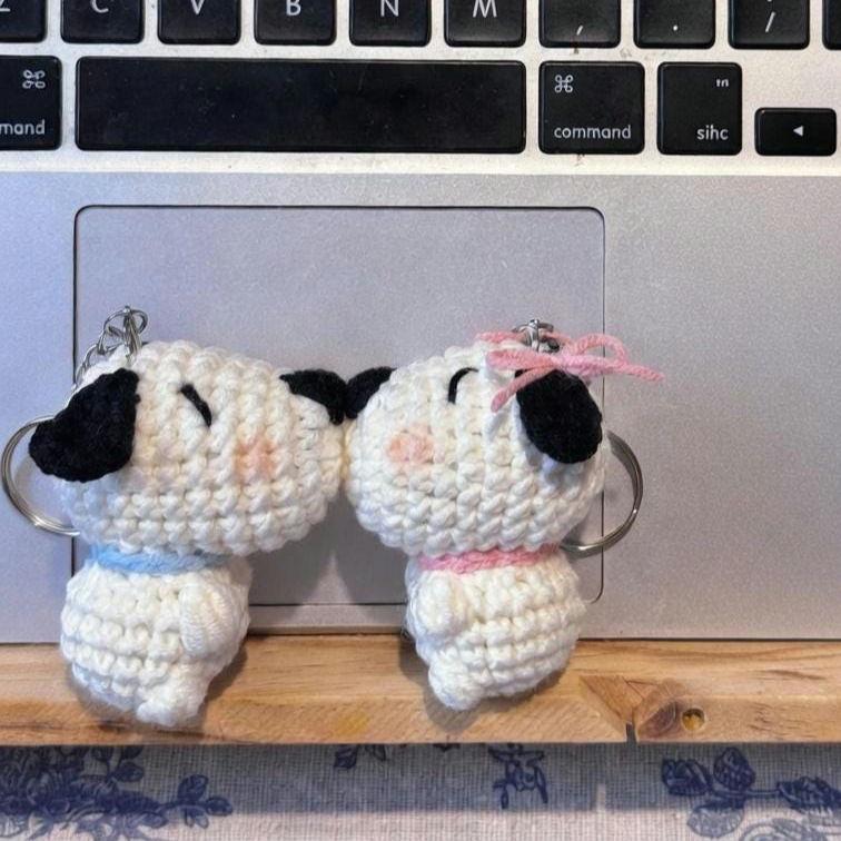 Snoopy Couple Crochet Keychain – Magnetic Kissing Dog Set, Handmade Amigurumi Puppy Matching Keyring Gift for Couples