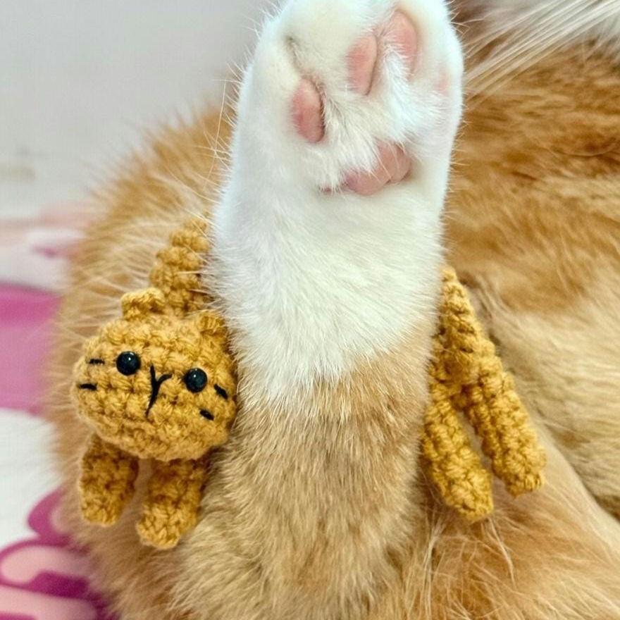 Cute Arched Back Crochet Cat Keychain, Stretching Amigurumi Cat Bag Charm, Handmade Funny Cat Lover Gift, Kawaii Crochet Animal Accessory