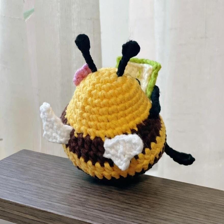 Handmade Crochet Reading Bee Plush, Cute Amigurumi Bee with Book, Kawaii Crochet Animal Doll, Mini Bee Plush Toy, Cozy Gift for Book Lovers