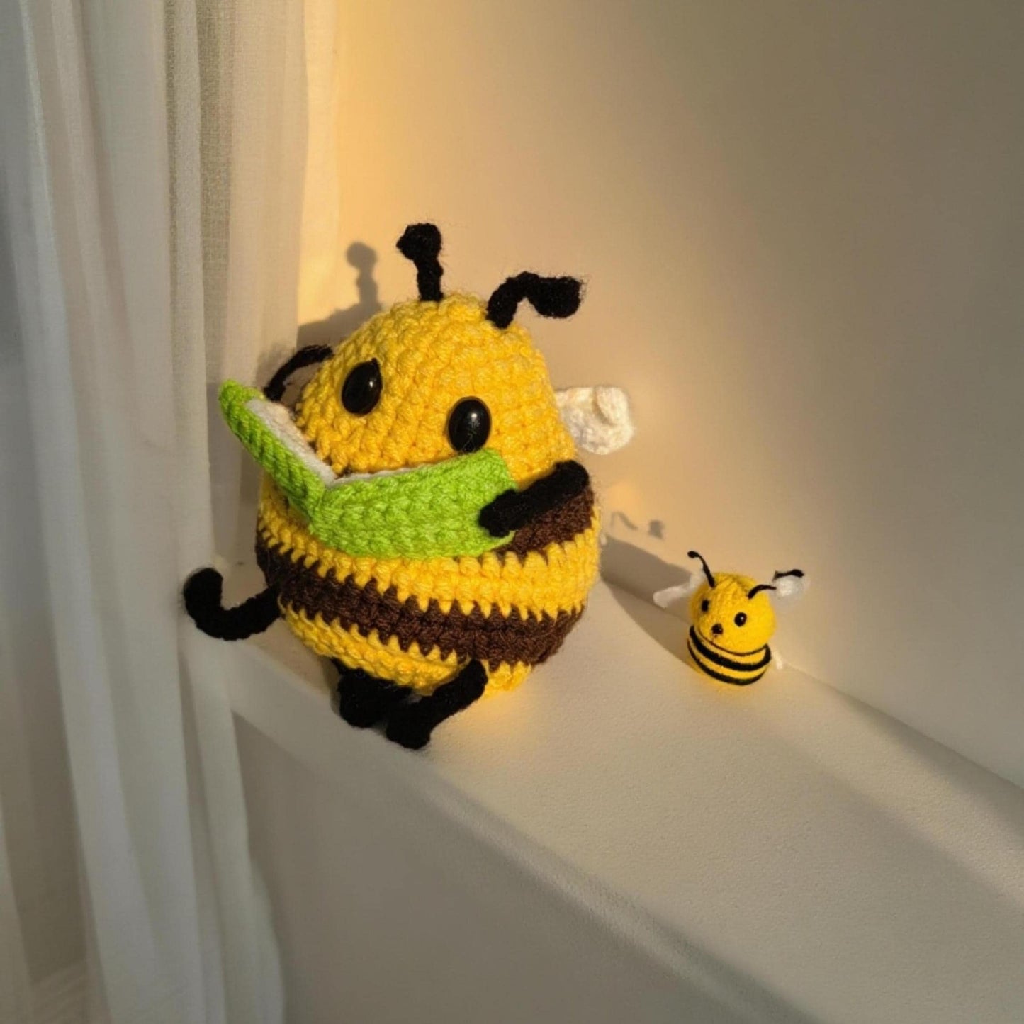 Handmade Crochet Reading Bee Plush, Cute Amigurumi Bee with Book, Kawaii Crochet Animal Doll, Mini Bee Plush Toy, Cozy Gift for Book Lovers