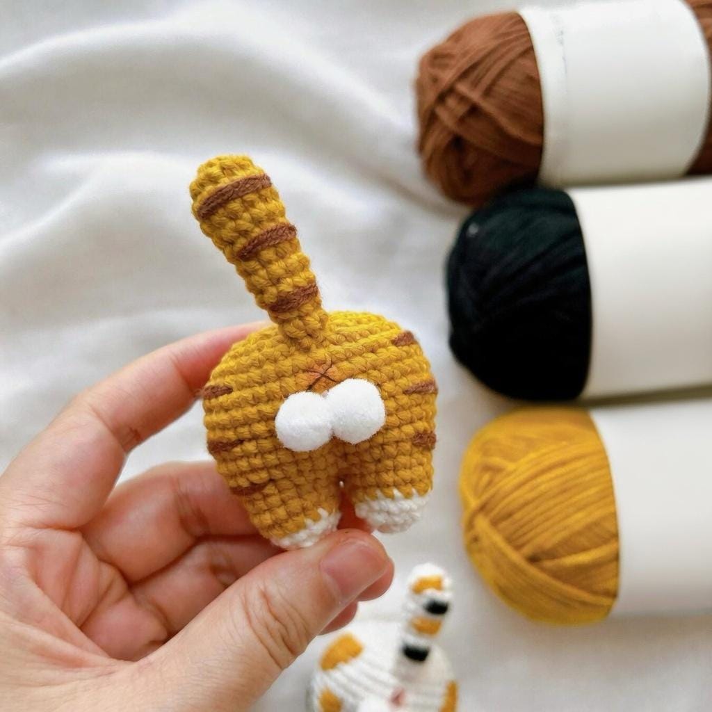 Handmade Crochet Cat Butt Keychain with Magnet – Cute Cat Butt Fridge Magnet, Funny Cat Gift, Amigurumi Cat Keychain