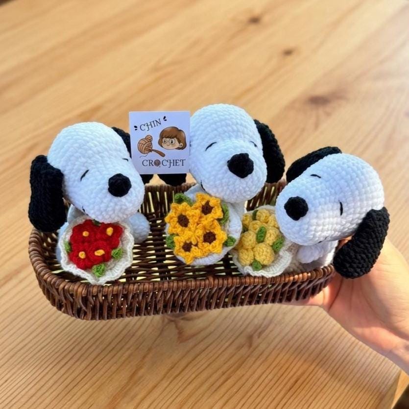 Crochet Snoopy Holding Flower Bouquet Doll , Amigurumi Snoopy Gift, Handmade Cute Peanuts Dog Plush Keychain, Gift for Her