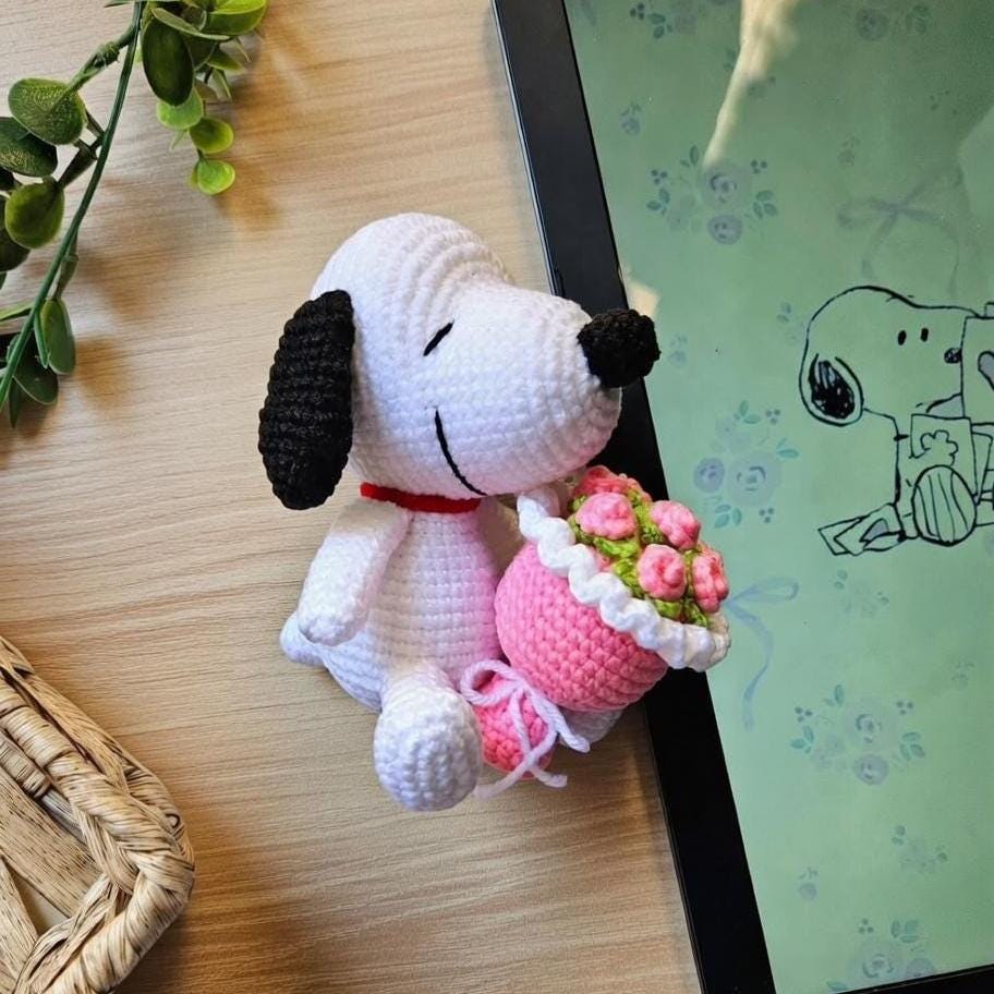 Crochet Snoopy Holding Flower Bouquet Doll , Amigurumi Snoopy Gift, Handmade Cute Peanuts Dog Plush Keychain, Gift for Her
