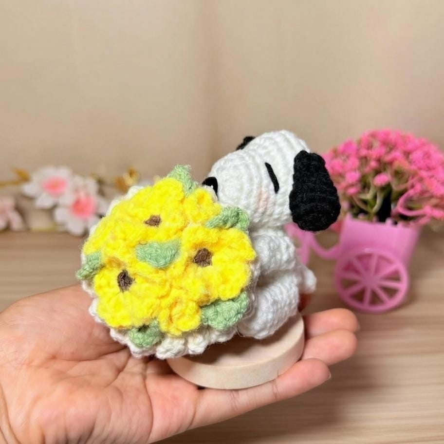 Crochet Snoopy Holding Flower Bouquet Doll , Amigurumi Snoopy Gift, Handmade Cute Peanuts Dog Plush Keychain, Gift for Her