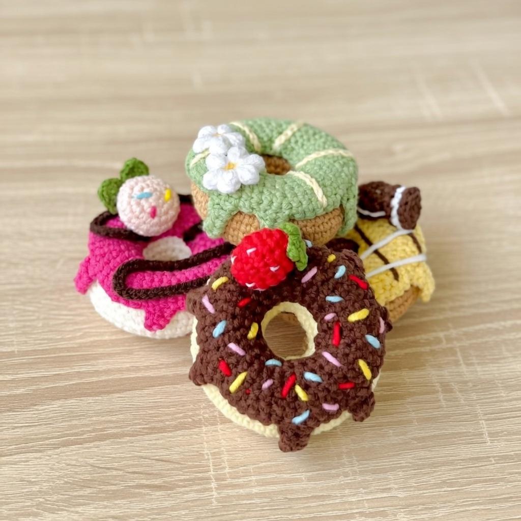 Crochet Donut Keychain, Amigurumi Donut Bag Charm, Cute Kawaii Food Plush, Handmade Yarn Keyring Gift for Her