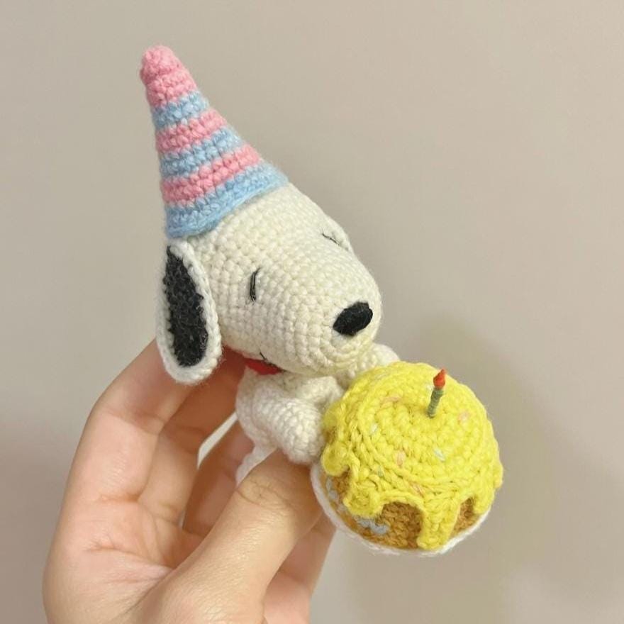 Birthday Snoopy Crochet Keychain, Amigurumi Snoopy with Party Hat, Handmade Cotton Yarn Plush Charm, Cute Birthday Gift, Snoopy Bag Charm