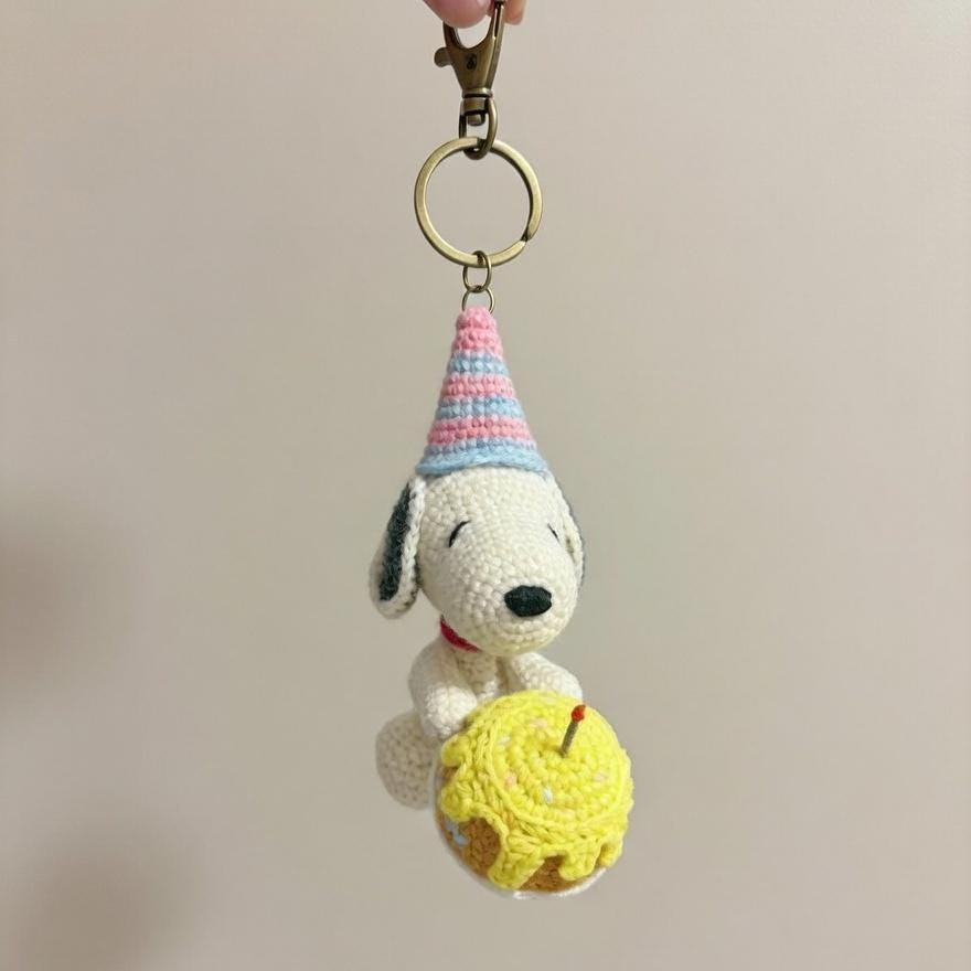 Birthday Snoopy Crochet Keychain, Amigurumi Snoopy with Party Hat, Handmade Cotton Yarn Plush Charm, Cute Birthday Gift, Snoopy Bag Charm