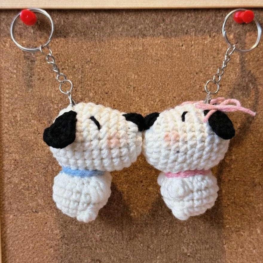 Snoopy Couple Crochet Keychain – Magnetic Kissing Dog Set, Handmade Amigurumi Puppy Matching Keyring Gift for Couples