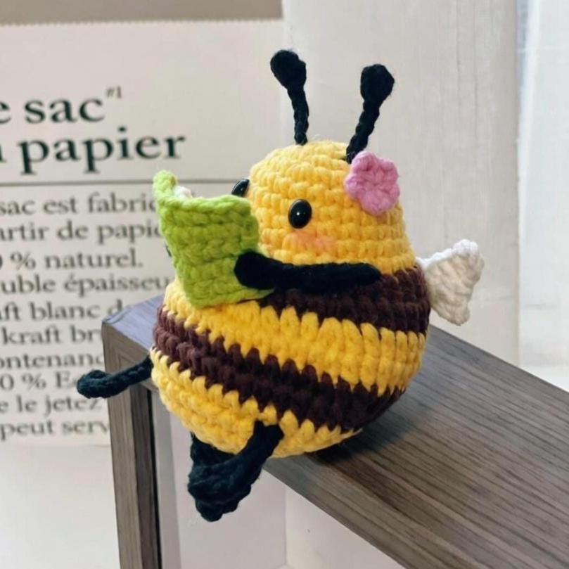 Handmade Crochet Reading Bee Plush, Cute Amigurumi Bee with Book, Kawaii Crochet Animal Doll, Mini Bee Plush Toy, Cozy Gift for Book Lovers