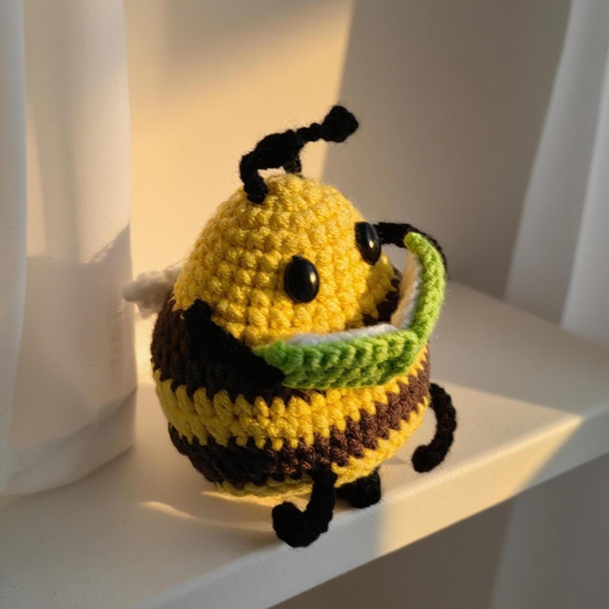 Handmade Crochet Reading Bee Plush, Cute Amigurumi Bee with Book, Kawaii Crochet Animal Doll, Mini Bee Plush Toy, Cozy Gift for Book Lovers