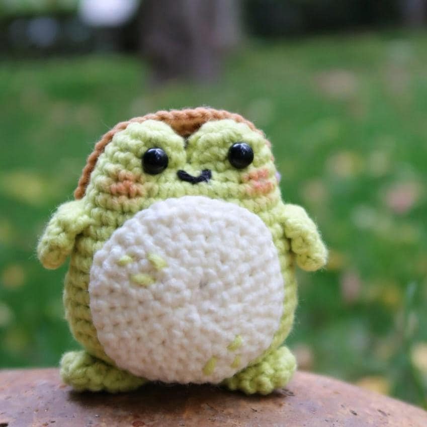 Crochet Frog Keychain, Kawaii Amigurumi Traveling Frog Plush, Cute Frog Keyring, Handmade Frog Plushie, Frog Bag Charm, Mini Frog Toy Gift