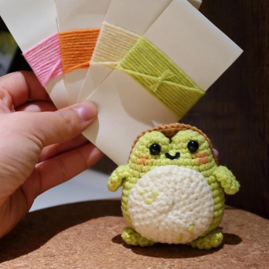Crochet Frog Keychain, Kawaii Amigurumi Traveling Frog Plush, Cute Frog Keyring, Handmade Frog Plushie, Frog Bag Charm, Mini Frog Toy Gift
