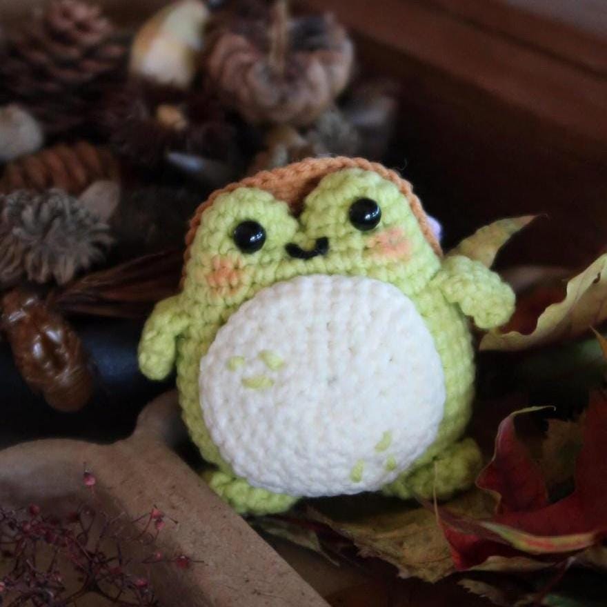 Crochet Frog Keychain, Kawaii Amigurumi Traveling Frog Plush, Cute Frog Keyring, Handmade Frog Plushie, Frog Bag Charm, Mini Frog Toy Gift