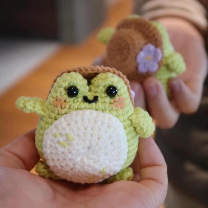 Crochet Frog Keychain, Kawaii Amigurumi Traveling Frog Plush, Cute Frog Keyring, Handmade Frog Plushie, Frog Bag Charm, Mini Frog Toy Gift