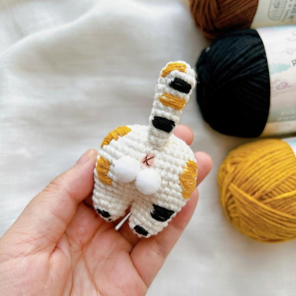 Handmade Crochet Cat Butt Keychain with Magnet – Cute Cat Butt Fridge Magnet, Funny Cat Gift, Amigurumi Cat Keychain