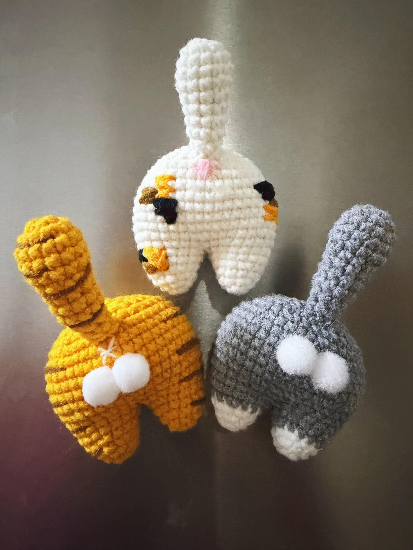 Handmade Crochet Cat Butt Keychain with Magnet – Cute Cat Butt Fridge Magnet, Funny Cat Gift, Amigurumi Cat Keychain