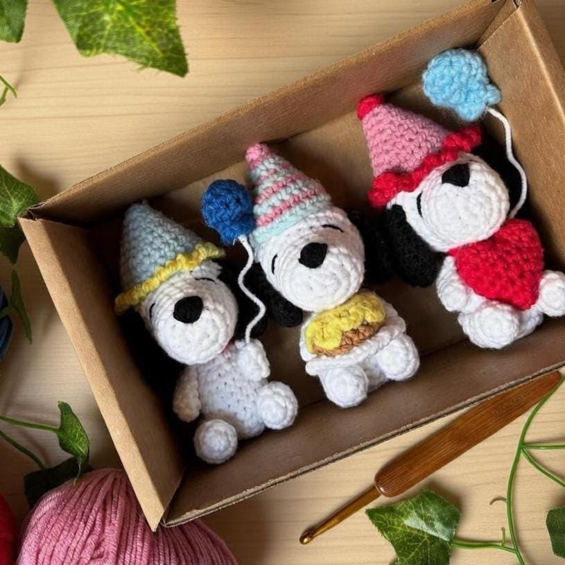 Birthday Snoopy Crochet Keychain, Amigurumi Snoopy with Party Hat, Handmade Cotton Yarn Plush Charm, Cute Birthday Gift, Snoopy Bag Charm
