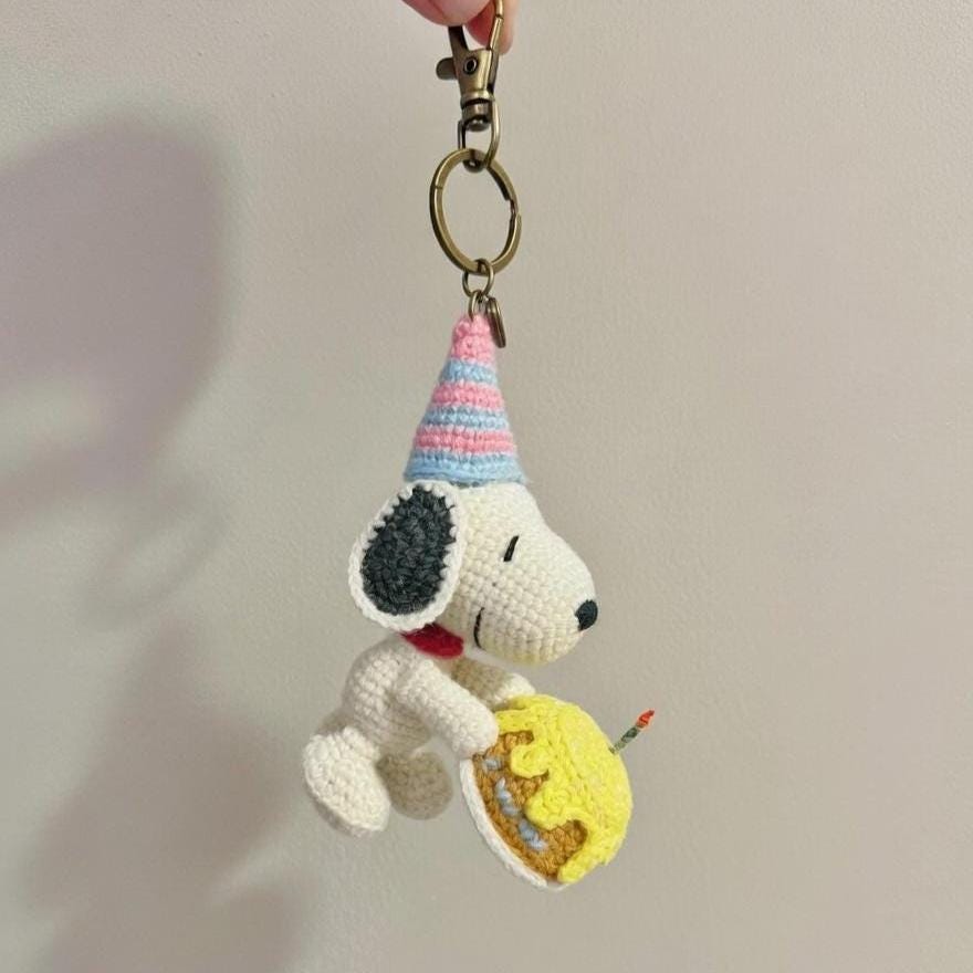Birthday Snoopy Crochet Keychain, Amigurumi Snoopy with Party Hat, Handmade Cotton Yarn Plush Charm, Cute Birthday Gift, Snoopy Bag Charm