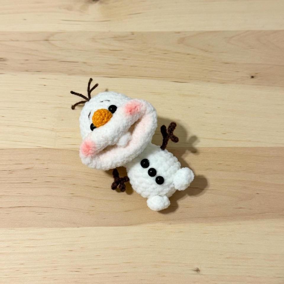 Crochet Olaf Snowman Keychain, Frozen Olaf Amigurumi Keychain, Cute Snowman Bag Charm, Handmade Crochet Keyring, Kawaii Winter Gift