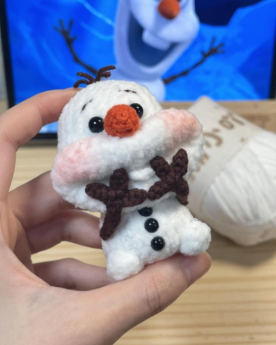 Crochet Olaf Snowman Keychain, Frozen Olaf Amigurumi Keychain, Cute Snowman Bag Charm, Handmade Crochet Keyring, Kawaii Winter Gift