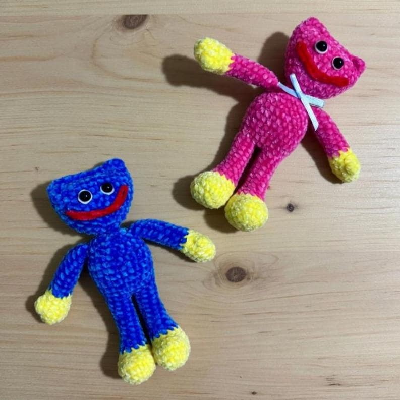 Crochet Blue & Pink Monster Keychain, Cute Amigurumi Keyring, Horror Game Inspired Doll, Handmade Gift for Gamers, Couple Monster Keychain