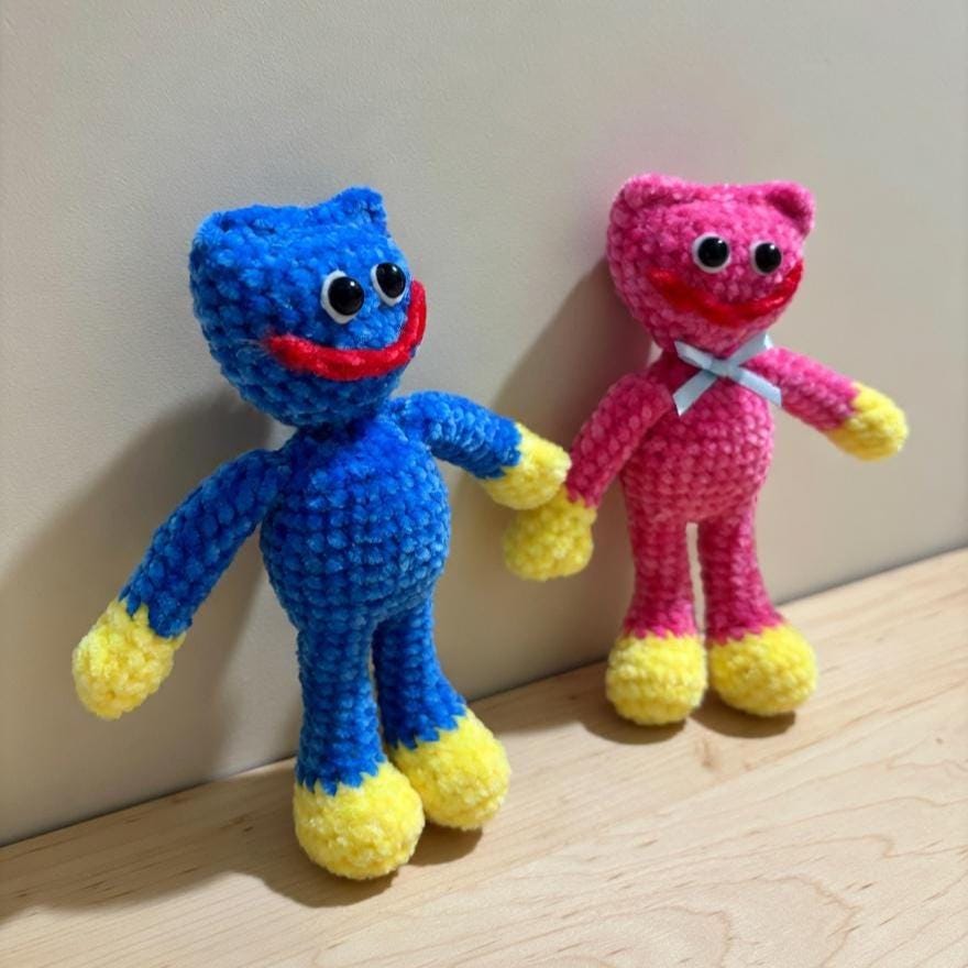 Crochet Blue & Pink Monster Keychain, Cute Amigurumi Keyring, Horror Game Inspired Doll, Handmade Gift for Gamers, Couple Monster Keychain